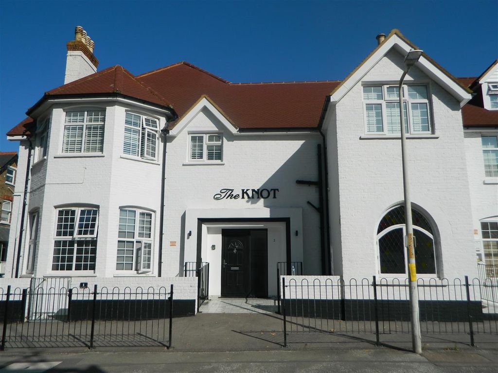 3 bed flat to rent in The Knot, Beach Road, Westgate CT8, £1,200 pcm