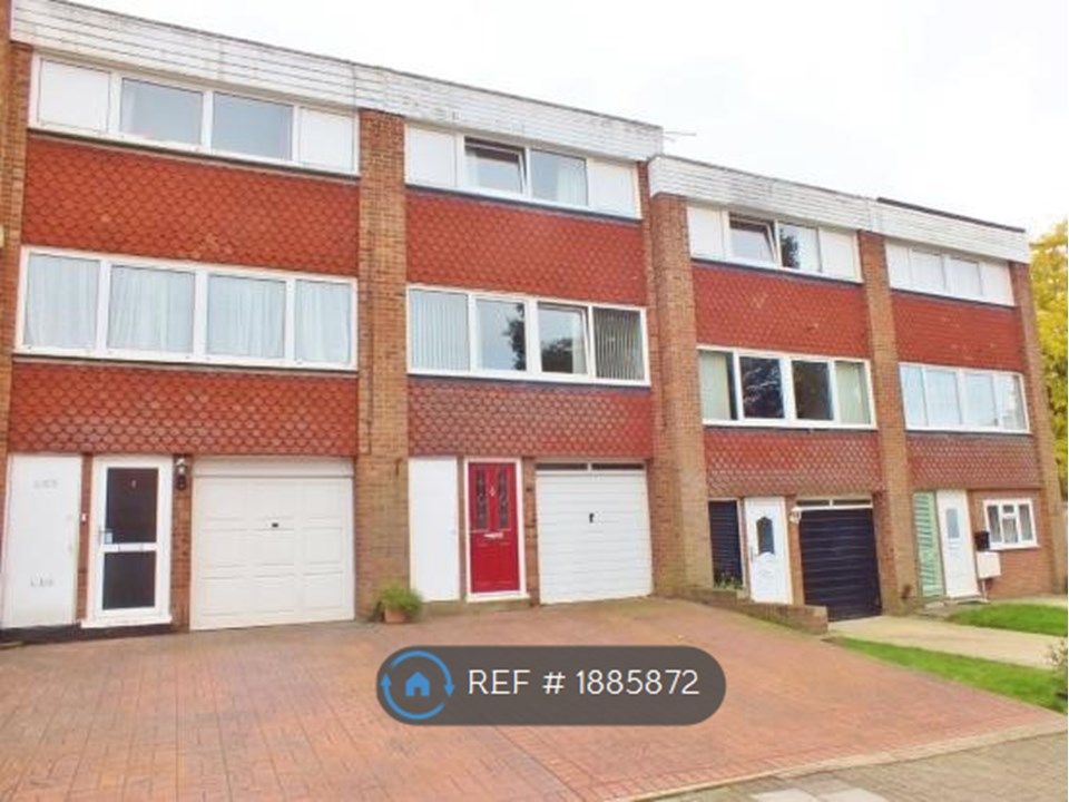 3 bed terraced house to rent in Atkinson Close, Orpington BR6, £1,900