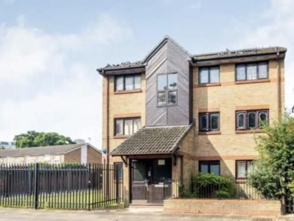 2 bed flat to rent in Maldon Close, London E15 Zoopla