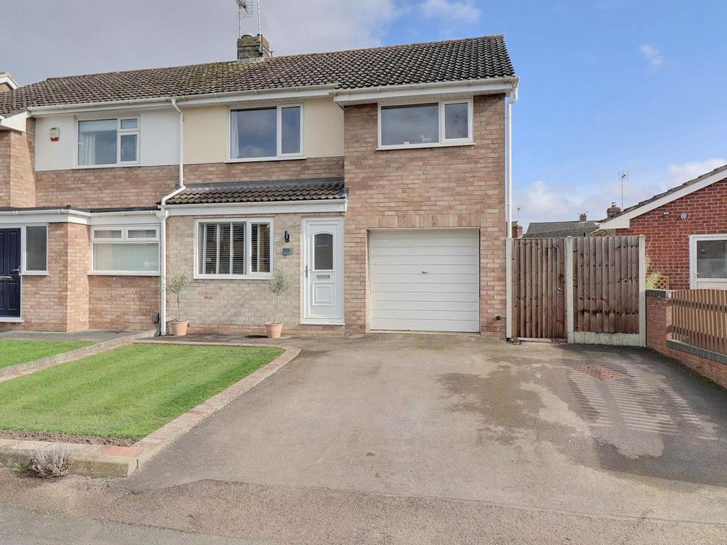 3 bed semidetached house for sale in Pinemount Road, Gloucester