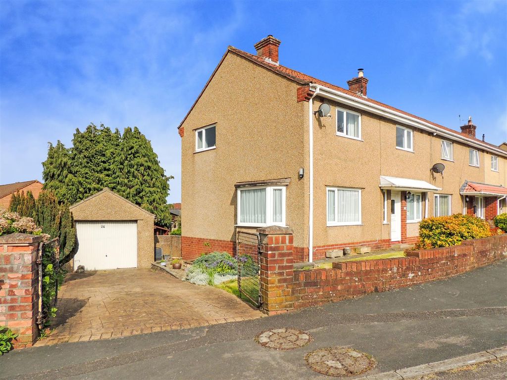 3 bed end terrace house for sale in Chipperfield Drive, Kingswood
