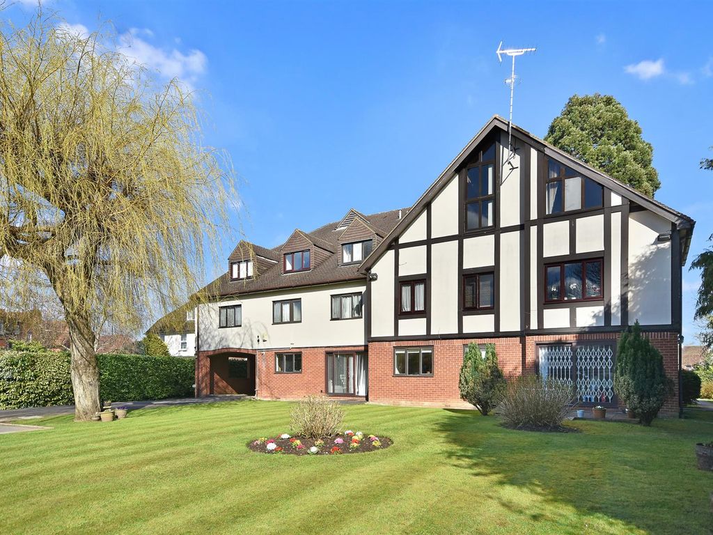 2 bed flat to rent in Murray Road, Northwood HA6, £2,000 pcm Zoopla