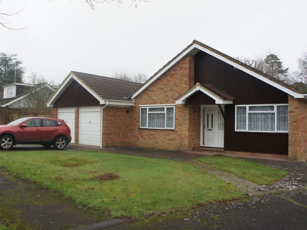 3 bed bungalow to rent in Knowle Drive, Copthorne, Crawley RH10, £1,975 pcm Zoopla