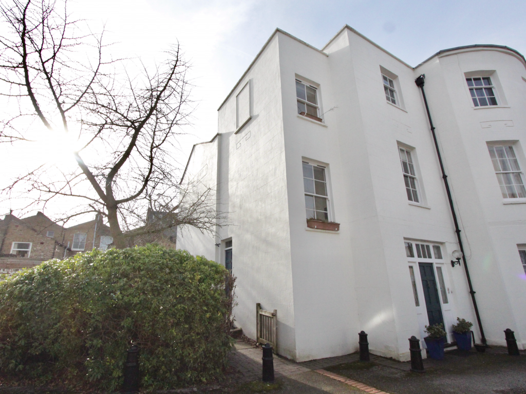 2 bed mews house for sale in Palatine Avenue, Stoke Newington, London