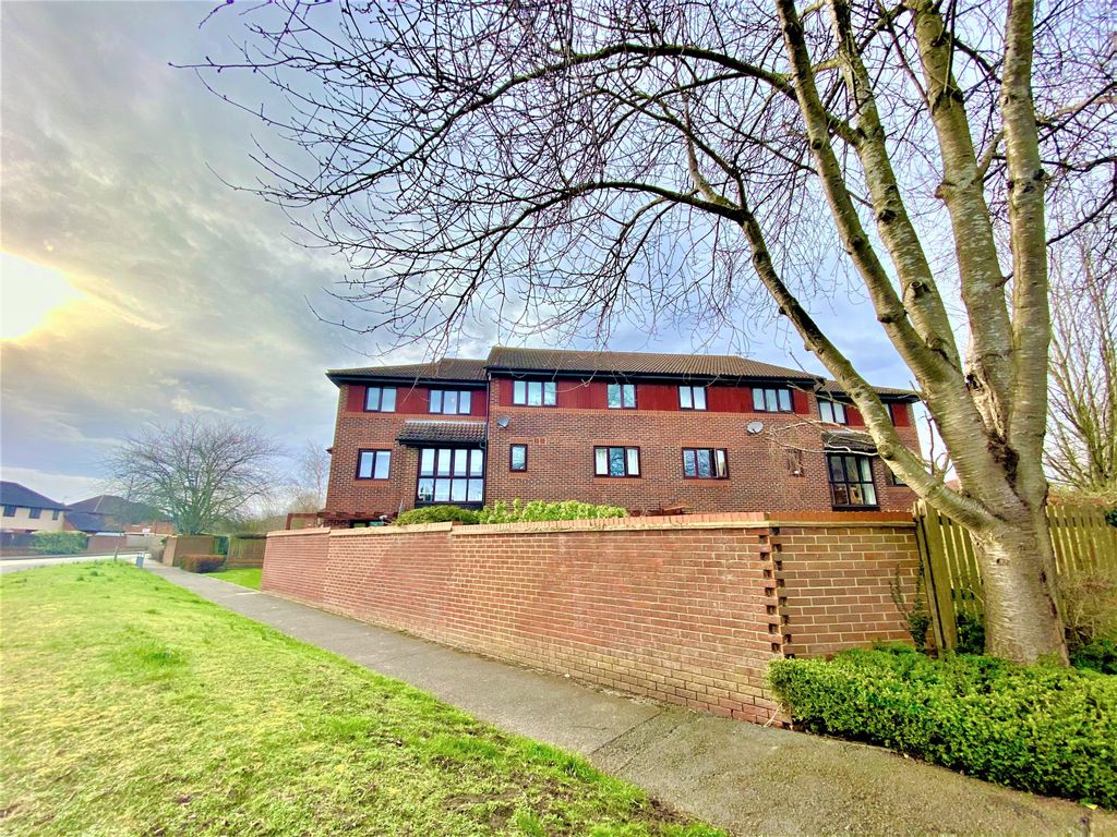 2 bed flat to rent in Balliol Drive, Didcot OX11, £1,100 pcm Zoopla