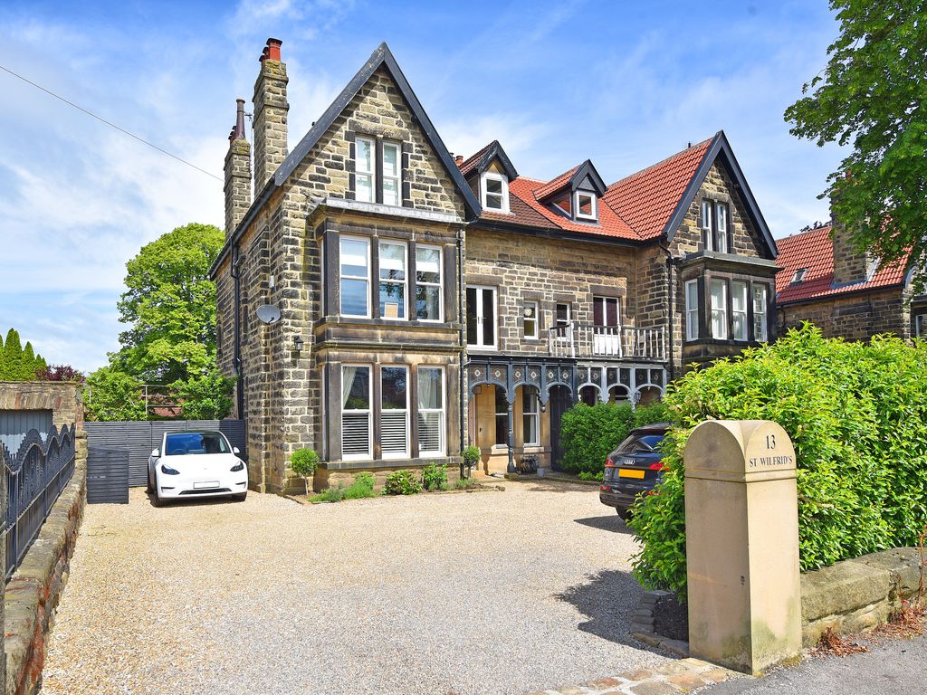 5 bed semidetached house for sale in Hookstone Chase, Harrogate HG2, £