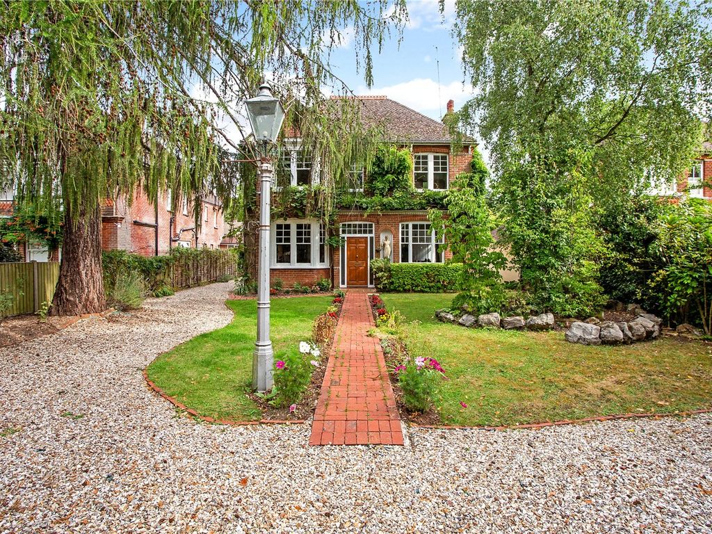 The Avenue, Chichester PO19