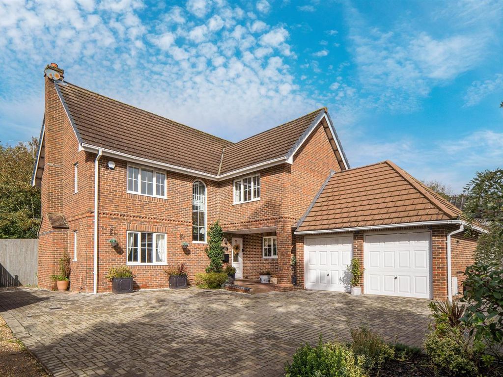 7 bed property for sale in Carisbrooke Road, Newport PO30, £675,000