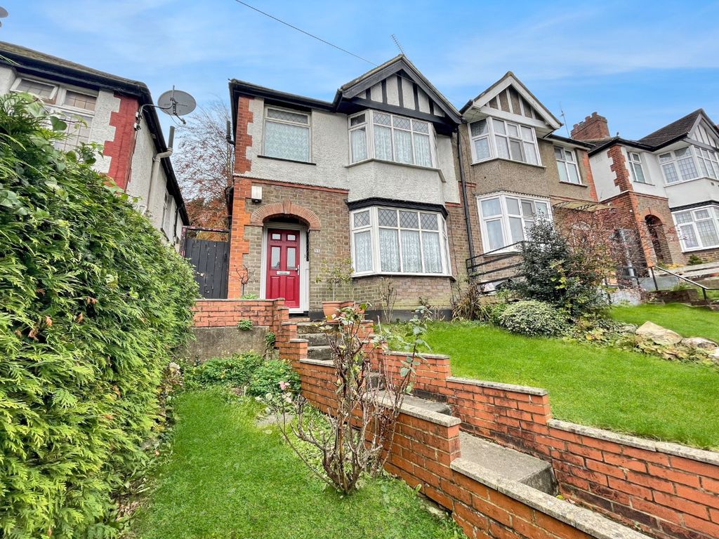 3 bed semidetached house for sale in Farley Hill, Luton, Bedfordshire