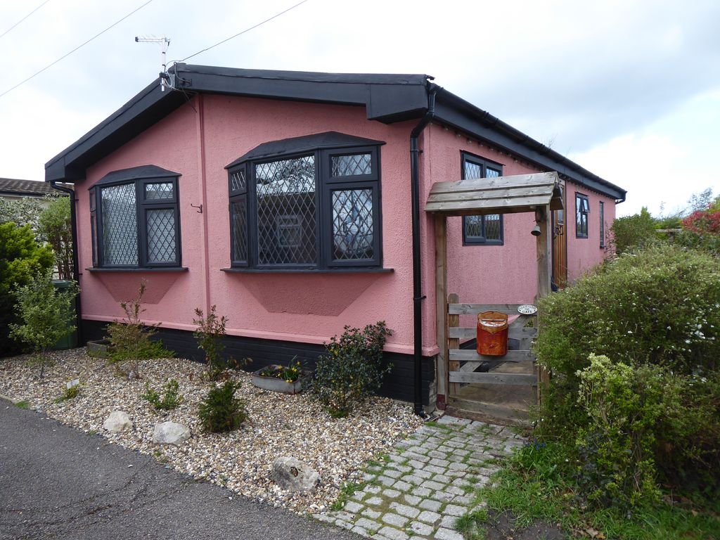 2 bed mobile/park home for sale in Lakeview Park, Cummings Hall Lane