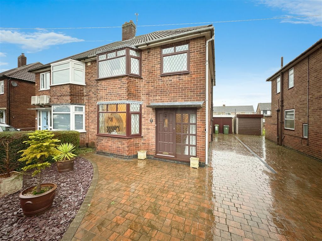 3 bed semidetached house for sale in Kings Drive, Leicester Forest