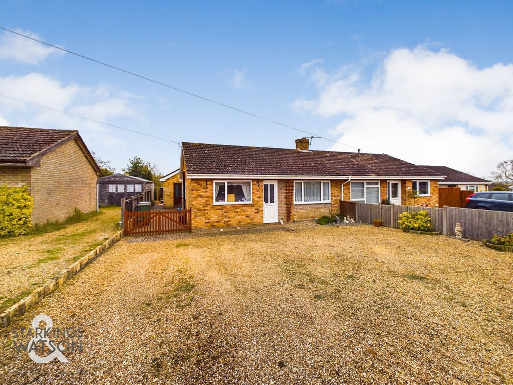 3 bed semidetached bungalow for sale in Stanley Close, Cantley