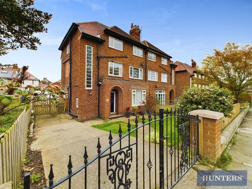 6 bed semidetached house for sale in Givendale Road, Scarborough YO12