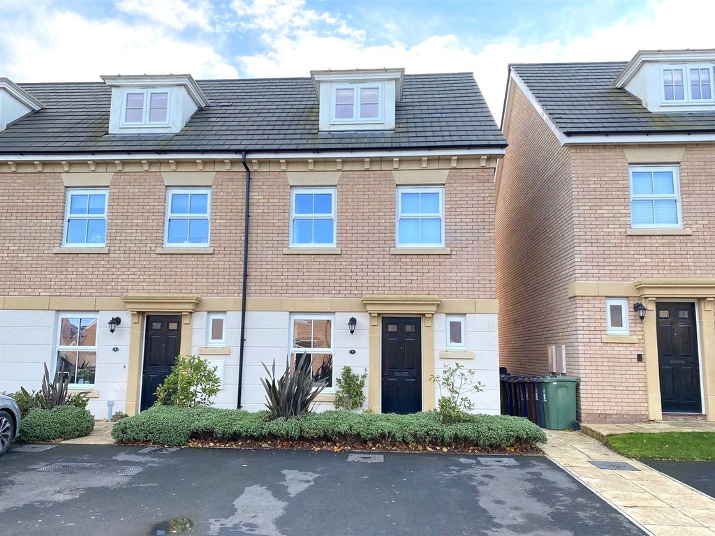 4 bed town house for sale in Ebor Court, Newton Kyme, Tadcaster LS24