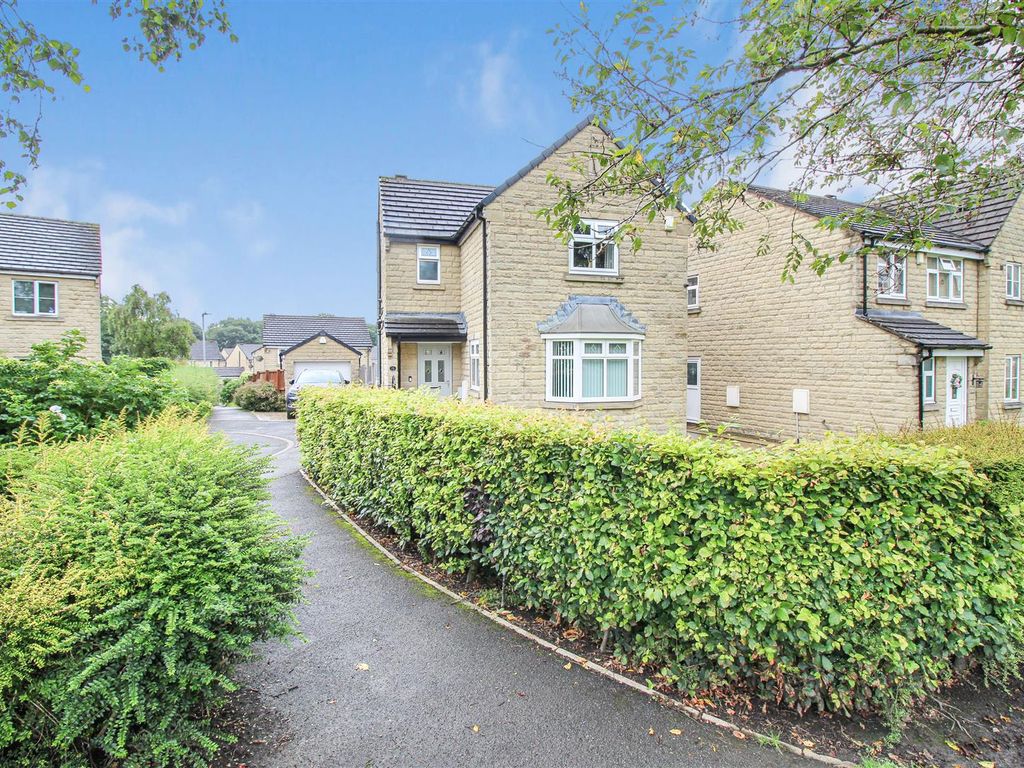 3 bed detached house for sale in Redwing Drive, Bradford BD6, £250,000