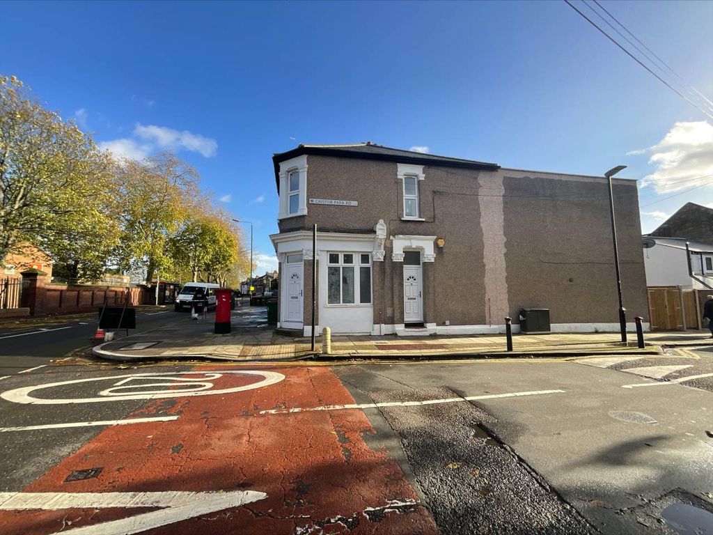 Studio to rent in Caistor Park Road, London E15, £1,200 pcm Zoopla