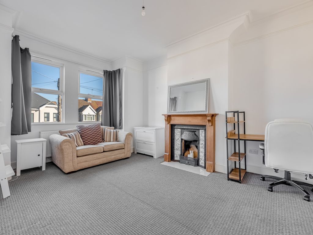 2 bed flat for sale in Graham Road, Mitcham CR4 Zoopla