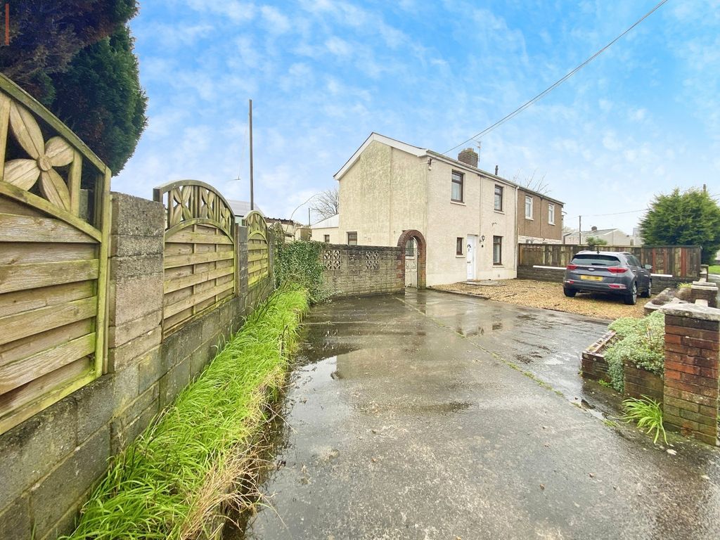 3 bed semidetached house for sale in Green Circle, Pyle, Bridgend