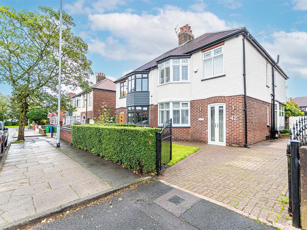 4 bed semidetached house for sale in Kingsway, Alkrington, Manchester