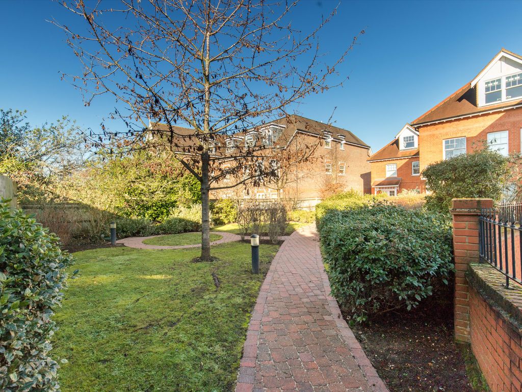 3 bed flat to rent in Oatlands Chase, Weybridge, Surrey KT13 Zoopla