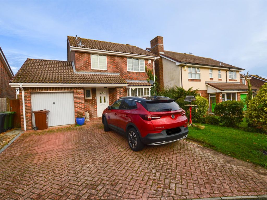 3 bed detached house to rent in Hambleton Close, Eastbourne BN23, £