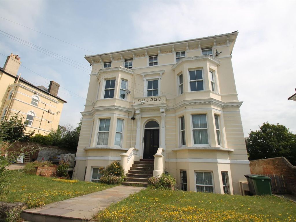 2 bed flat to rent in Pevensey Road, St. LeonardsOnSea TN38, £1,350