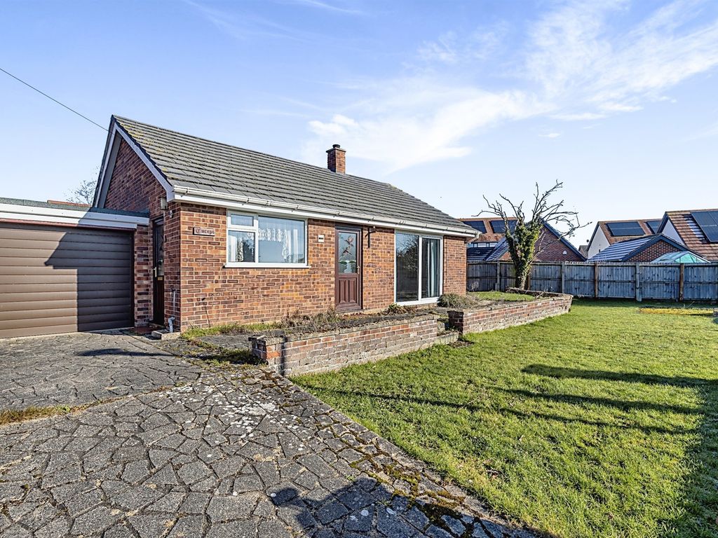 2 bed detached bungalow for sale in Drinkwater Close, Hingham, Norwich