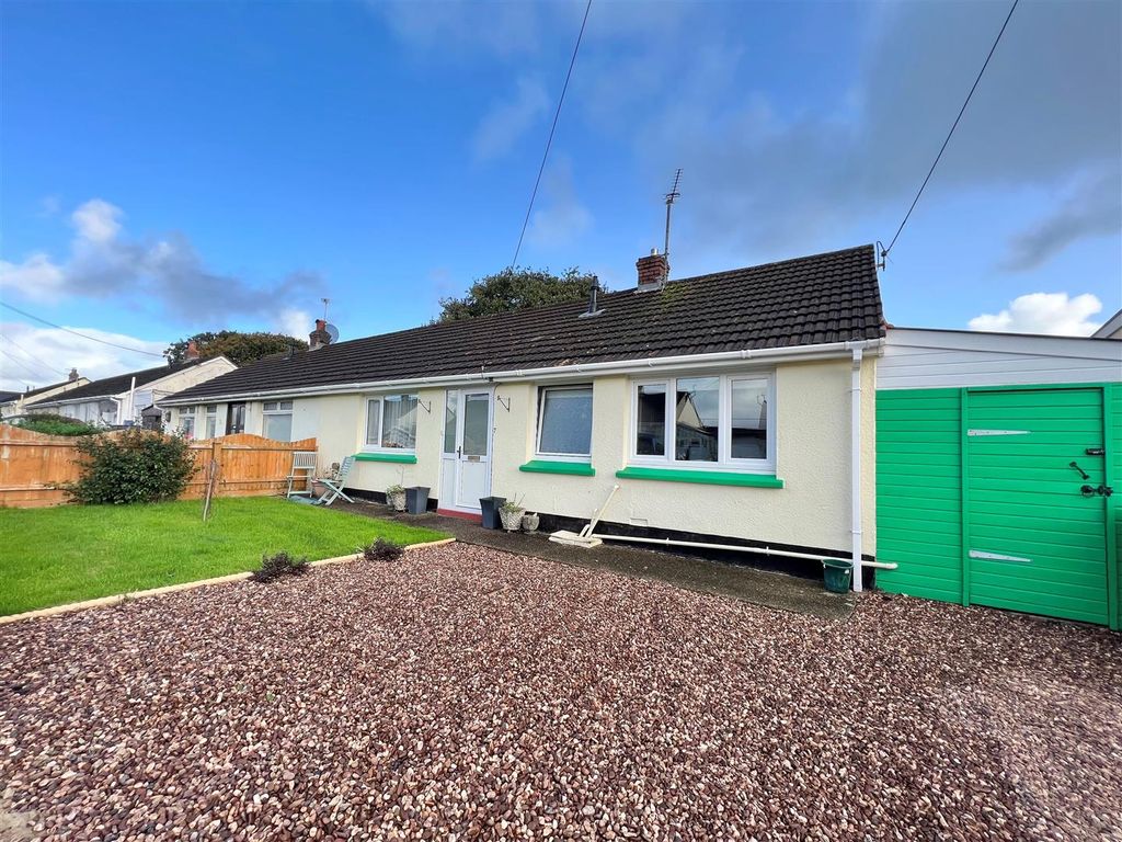 2 bed semidetached bungalow for sale in Oakland Park South