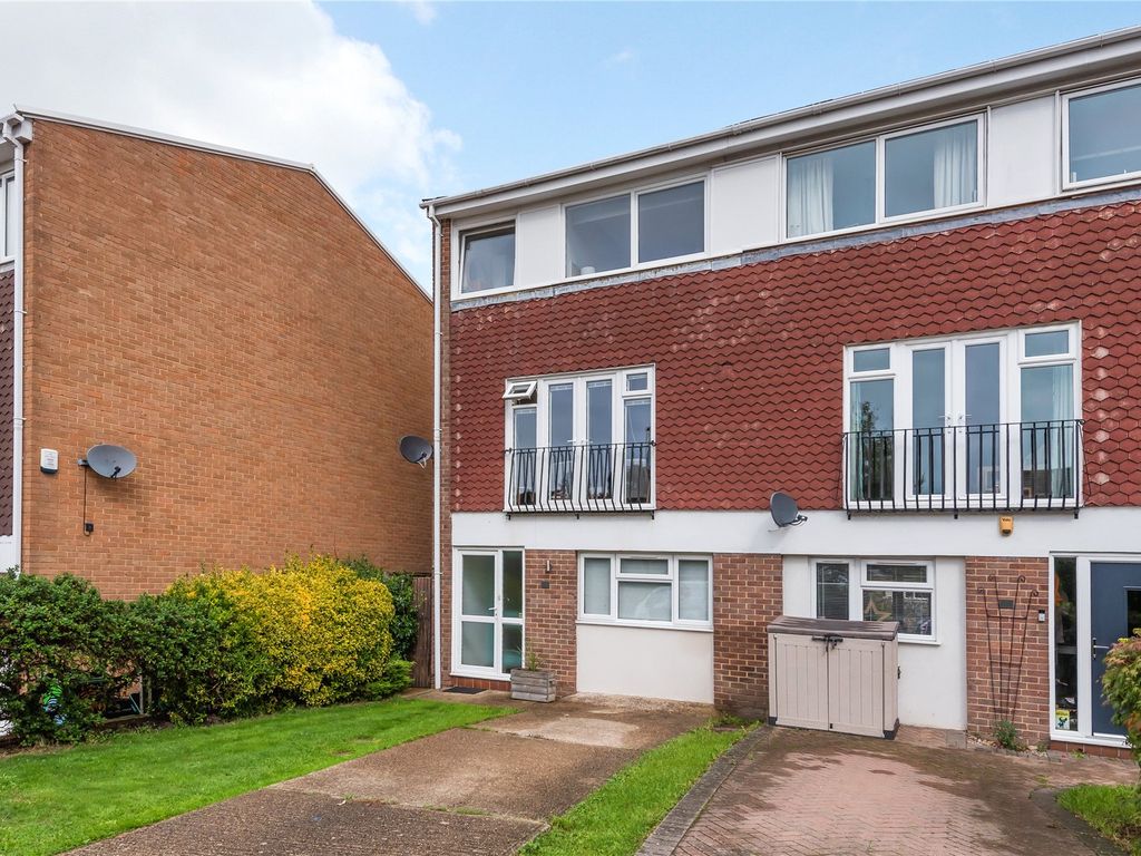 4 bed end terrace house for sale in Broadheath Drive, Chislehurst BR7
