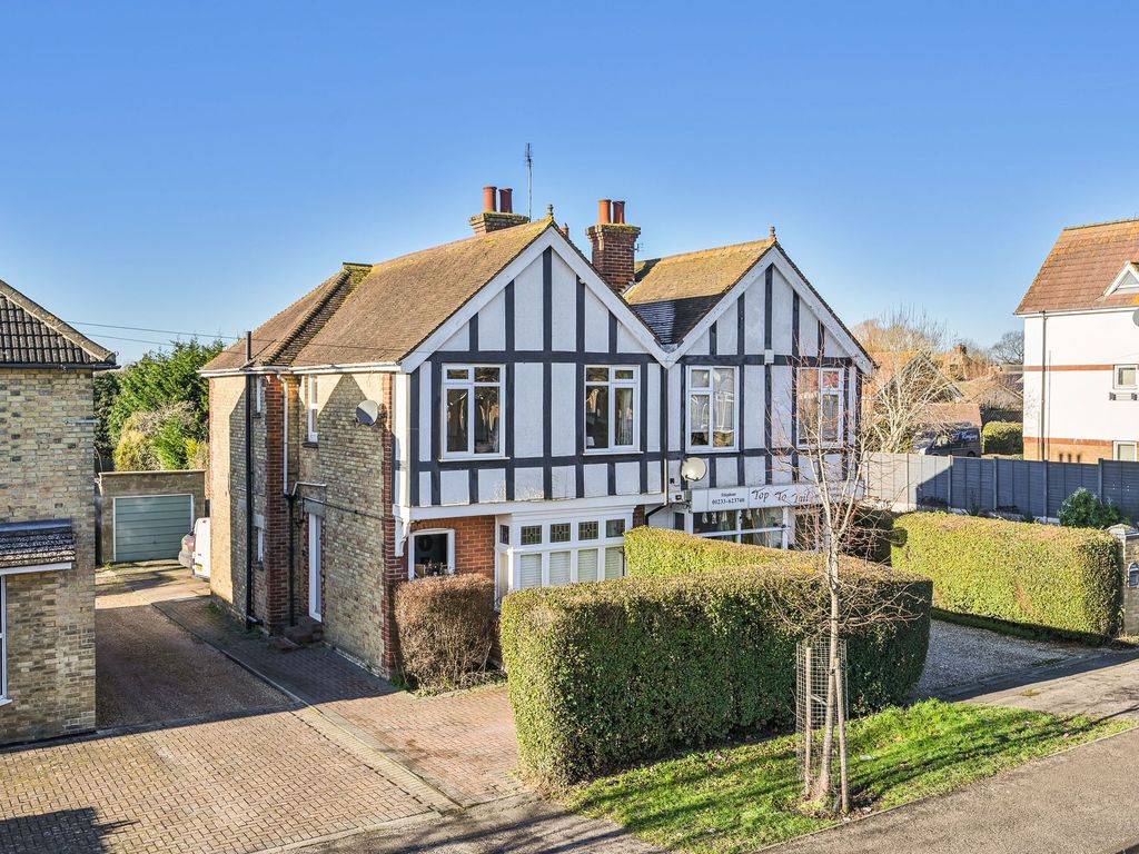 4 bed semidetached house for sale in Faversham Road, Kennington TN24