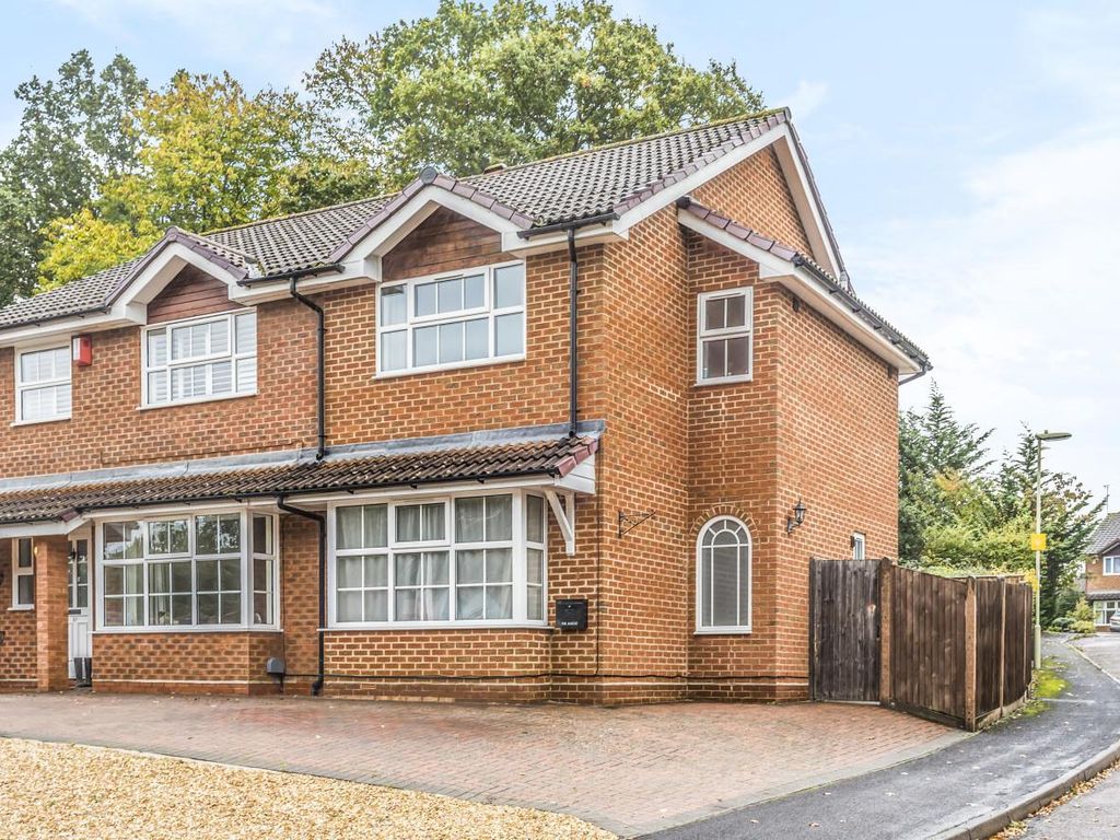 2 bed property to rent in Bloomsbury Way, Blackwater, Camberley GU17, £1,225 pcm Zoopla