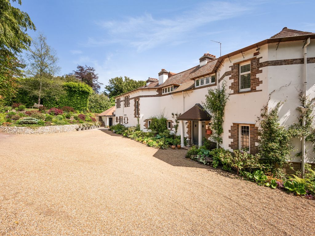 5 bed detached house to rent in The Ridge, Woldingham, Caterham CR3