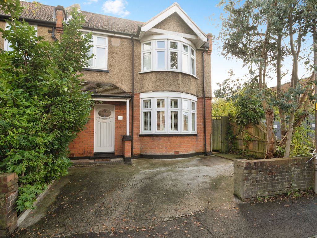 4 bed end terrace house for sale in Burland Road, Brentwood CM15, £
