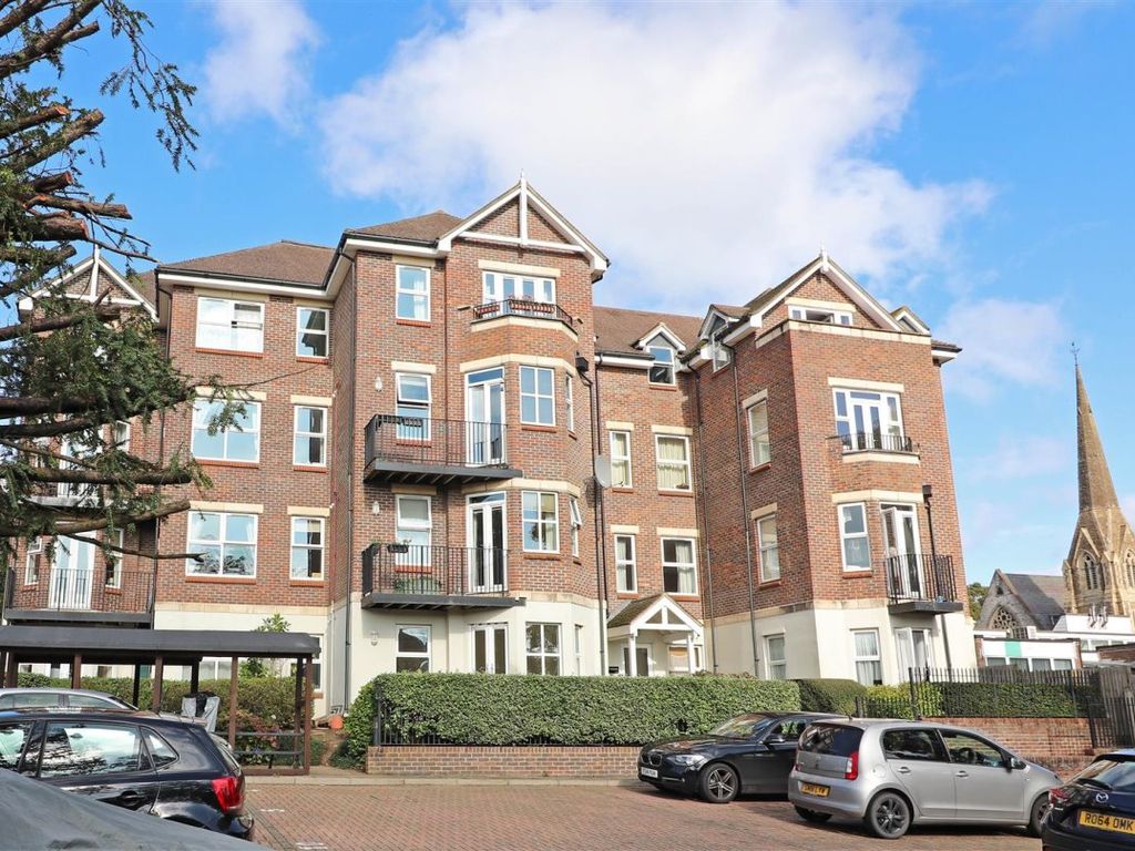 2 bed flat to rent in Station Road, Redhill RH1, £1,500 pcm Zoopla