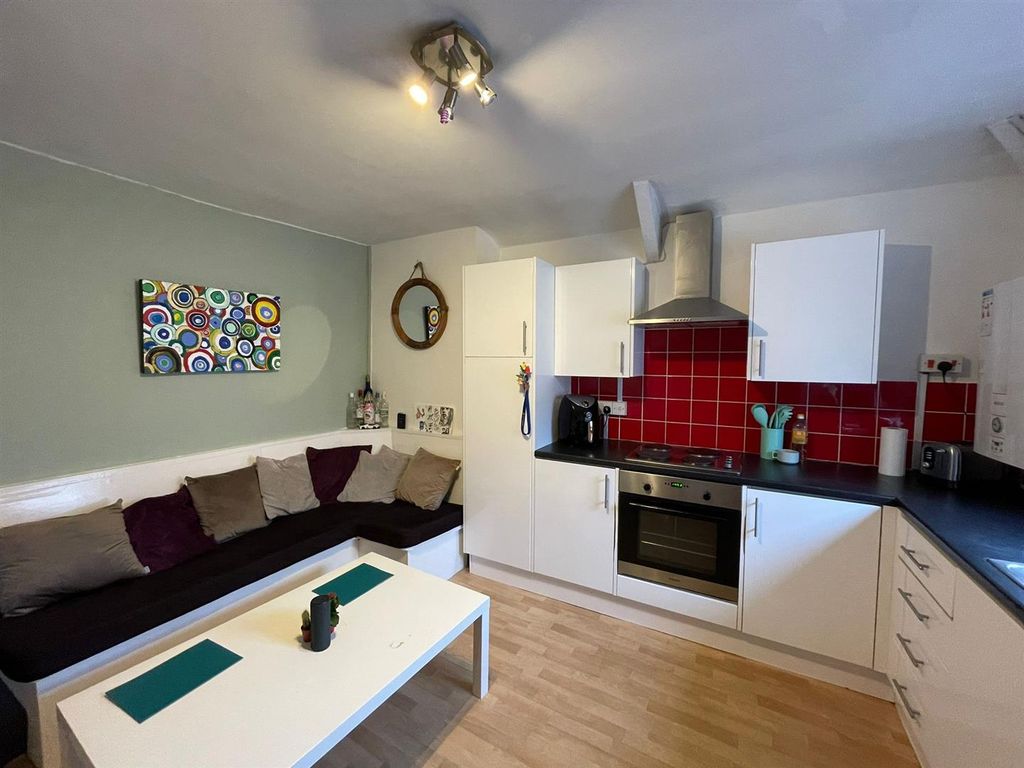 3 bed flat to rent in Prospect Street, Radnor House, Flat 3, Plymouth