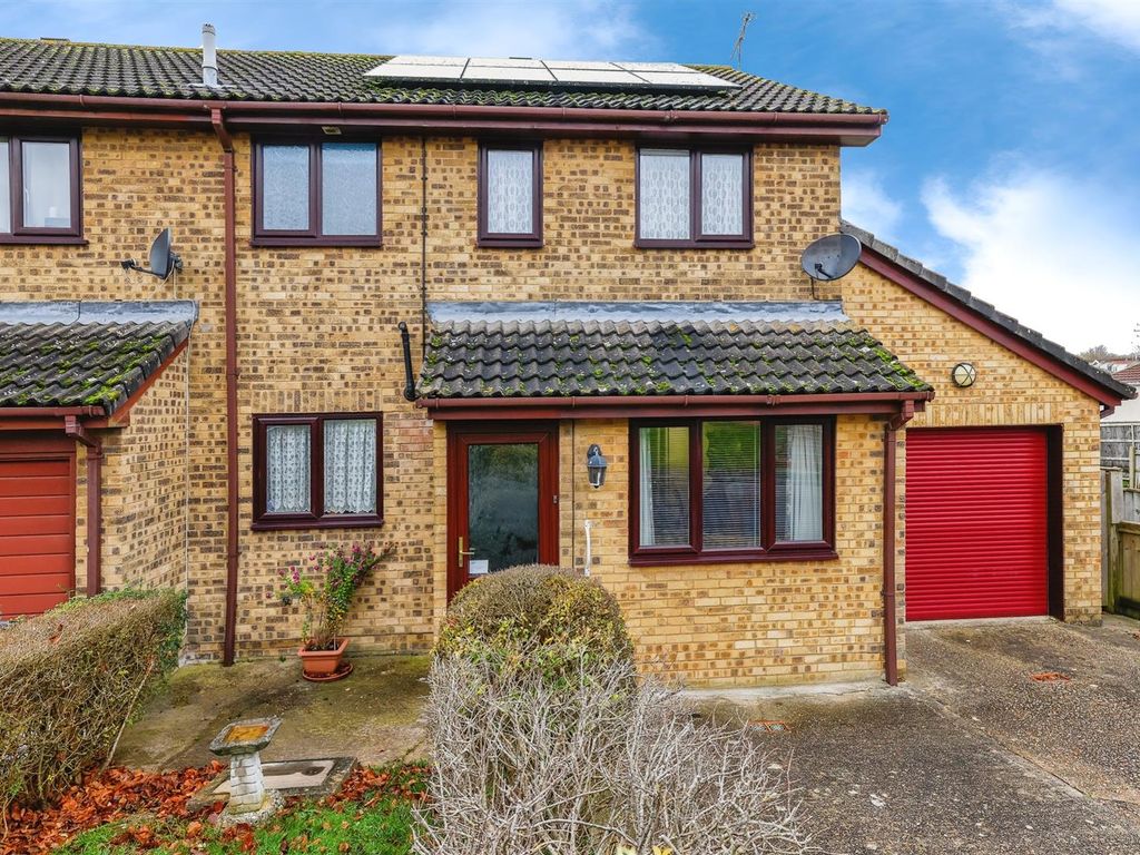 3 bed semidetached house for sale in Chesterfield Close, Amesbury
