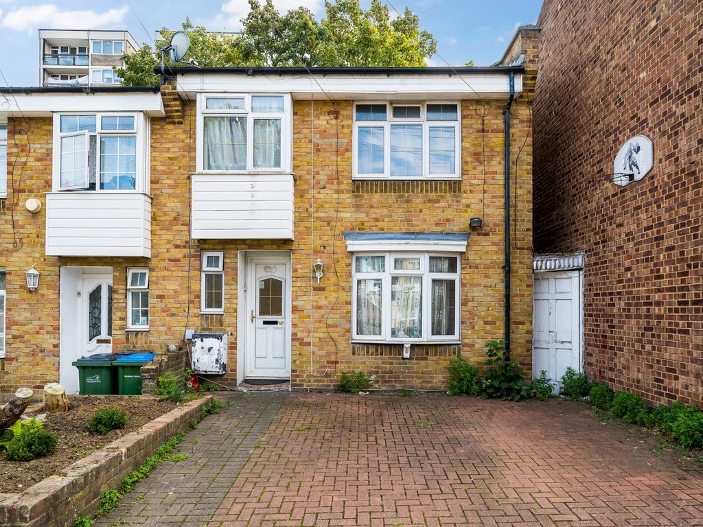 3 bed terraced house for sale in Masons Hill, London SE18, £425,000