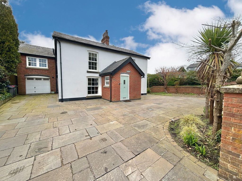 4 bed detached house for sale in Hardhorn Road, PoultonLeFylde FY6, £