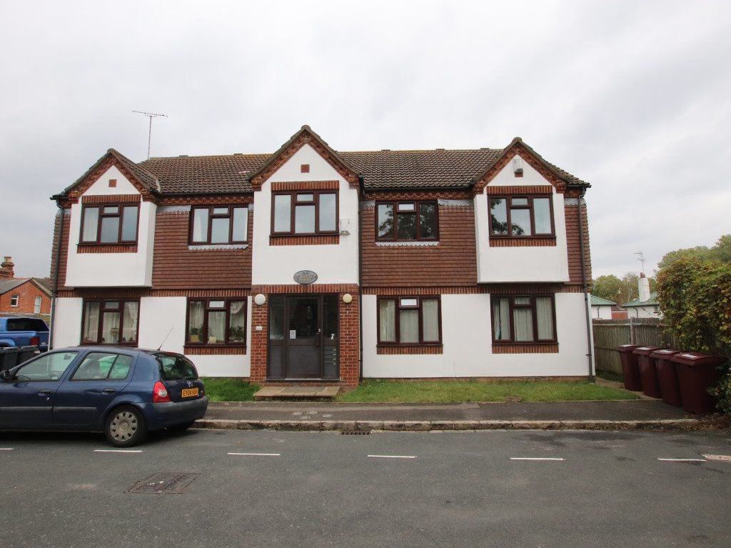 2 bed flat to rent in Sovereign Court, Mount Pleasant Grove, Reading