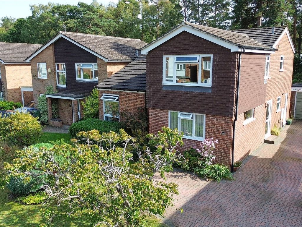 4 bed detached house for sale in Fir Tree Way, Fleet GU52, £650,000