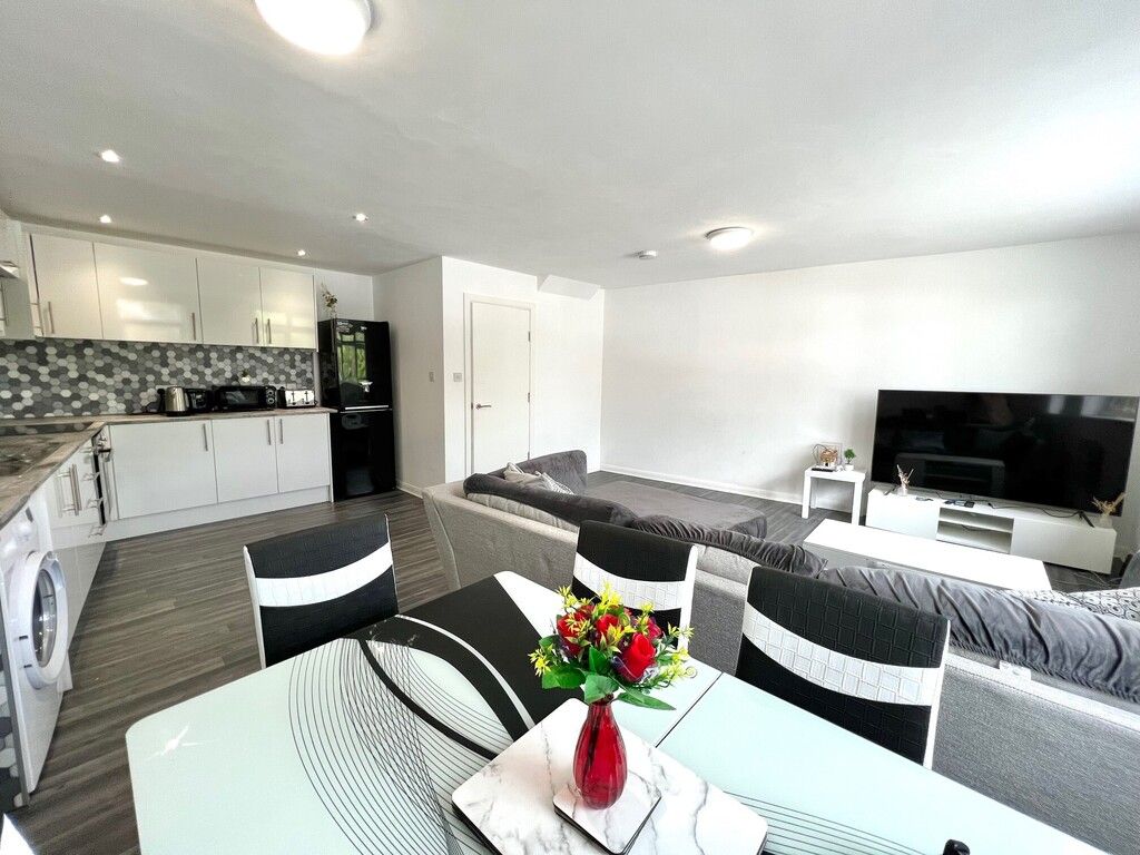 3 bed flat to rent in Frindsbury Road, Strood, Rochester ME2, £1,450