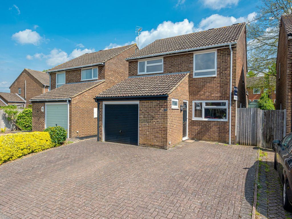 3 bed detached house for sale in Wheatsheaf Close, Horsham RH12, £
