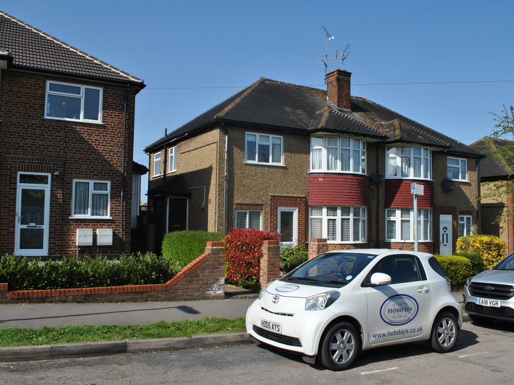 2 bed to rent in Aberdale Gardens, Potters Bar EN6, £1,695