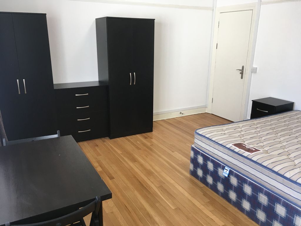 Room to rent in Very Near Warwick Dene Area, Ealing The Common Area W5