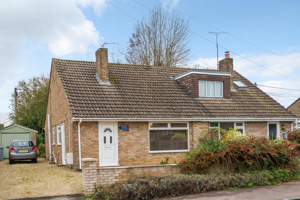2 bed bungalow for sale in Carterton, Oxfordshire OX18, £325,000 Zoopla
