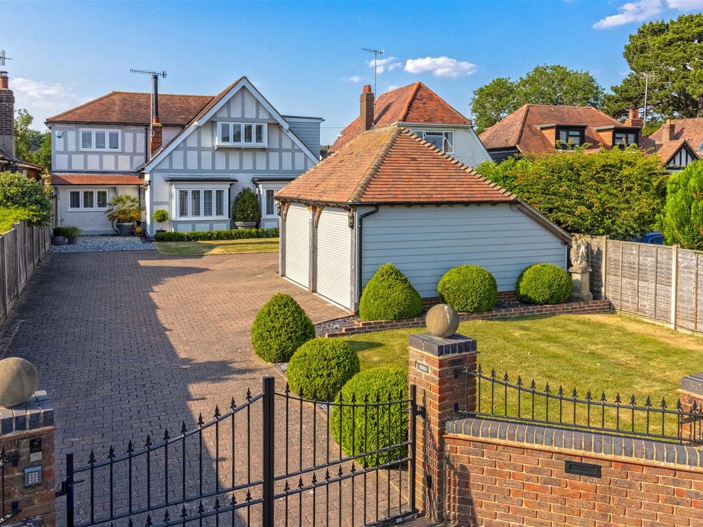 4 bed detached house for sale in The Plantation, Worthing BN13, £