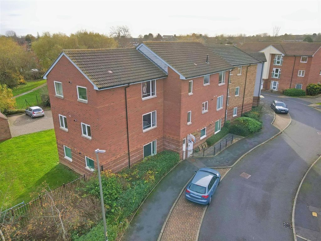 2 bed flat to rent in Yorkshire Close, Bletchley, Milton Keynes MK3