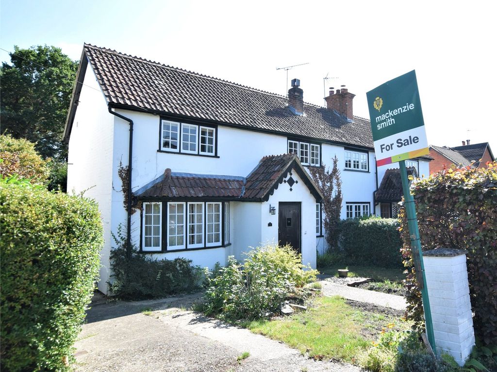 2 bed semidetached house for sale in Connaught Road, Fleet, Hampshire