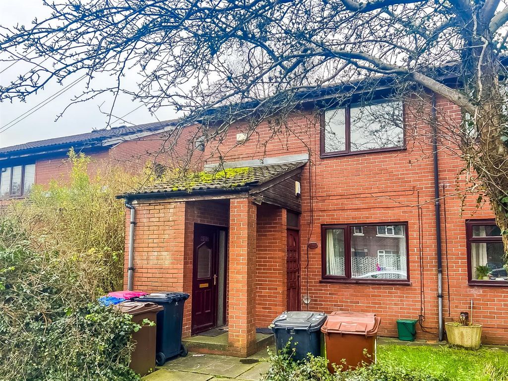 2 bed flat to rent in Cleggs Lane, Little Hulton, Manchester M38, £775