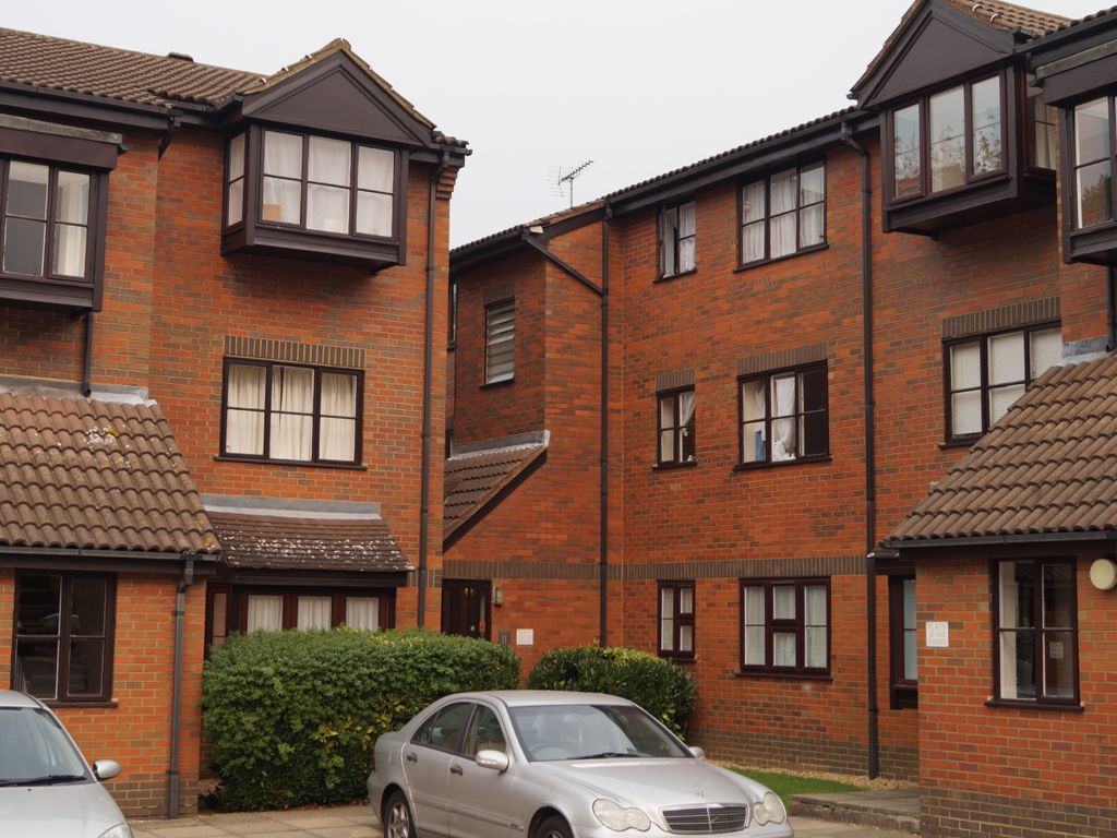 Studio to rent in Gladbeck Way, Enfield EN2, £930 pcm Zoopla